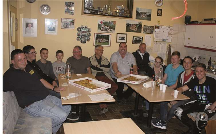 Die CDU Mitglieder unformierten sich bei der Jugend über Neuigkeiten bei der Feuerwehr.  Privat