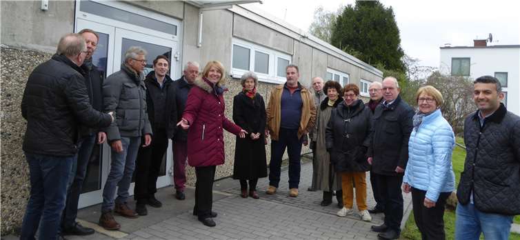 Die CDU-Mitglieder vor dem „Glaspalast“, u.a. mit MdL Guido Ernst, amtierender Ortsvorsteher Norbert Matthias, Ortsvorsteherkandidatin Rita Höppner und Ortsverbandsvorsitzender Werner Jung. Foto: privat