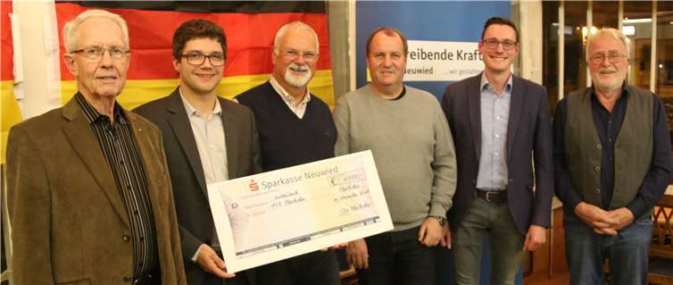 Die CDU Oberbieber spendete für die Weihnachtsbeleuchtung.Privat