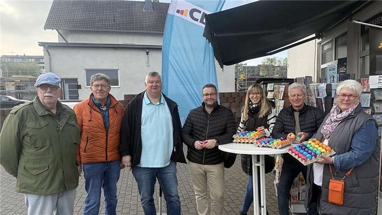 Die CDU Ochtendung bei der Ostereieraktion.  Foto: privat