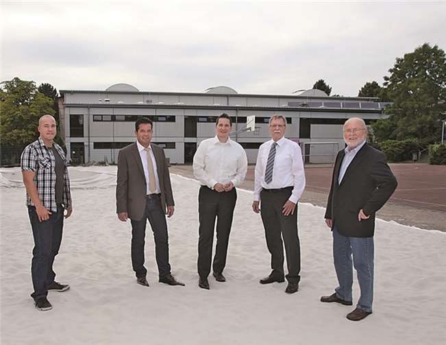 Die CDU-Ratsmitglieder (v.l.): Christian Hahn, Christoph Münch, Michael Helbach und Manfred Grimm mit Stadtbürgermeister Günther Hahn an der neuen Beachvolleyballanlage.privat