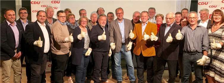 Die CDU Rhein-Mosel bereitet sich auf die Arbeit im Verbandsgemeinderat vor. Von links nach rechts: Jens Firmenich, Frank Barth, Ingo Dominik, Alfred Christ, Patrick Schaden , Annette Breitkreutz, Ulrike Zuschke, Frank Weiland, Marion Graf, Jens Boettiger, Paul Kreber, Helmut Hannes, Werner Merkenich, Johannes Liesenfeld, Andreas Perscheid, Jörg Johann, Karl-Heinz Pistono, Hildegard Vogelsang, Manfred Frickel, Markus Seibel, Marcus Franke, Katharina Krautkrämer-Hennig, Achim Reick, Christoph Jung, Susanne Hartmann-Etzkorn.