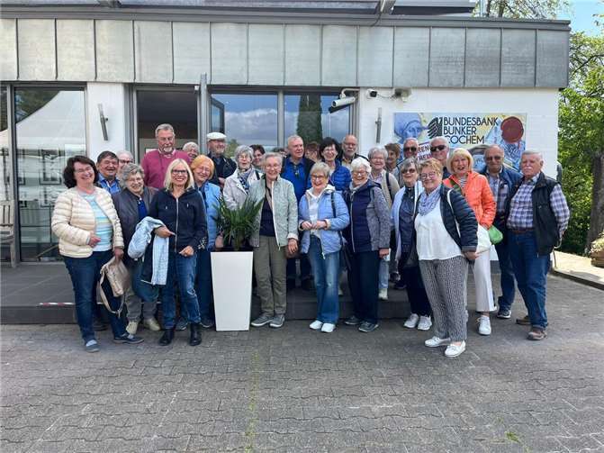 Die CDU Senioren-Union Mendig vor dem Bundesbankbunker in Cochem.  Foto: Rudi Pütz