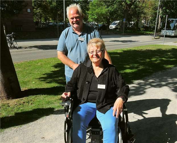 Die CDU-Stadträte Eitel Bohn und Anne Schumann-Dreyer begaben sich mit einem Rollstuhl auf den Parcours.