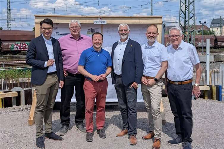 Die CDU-Stadträte Peter Balmes, August Hollmann, OB-Kandidat Ernst Knopp, Marius Jakob und Landtagskandidat Philip Rünz mit Baudezernent Prof. Dr. Andreas Lukas beim Spatenstich für die neue Rad- und Gehwegbrücke zwischen Rauental und Goldgrube – ein Projekt, das Verbindungen schafft.  Foto: Philip Rünz