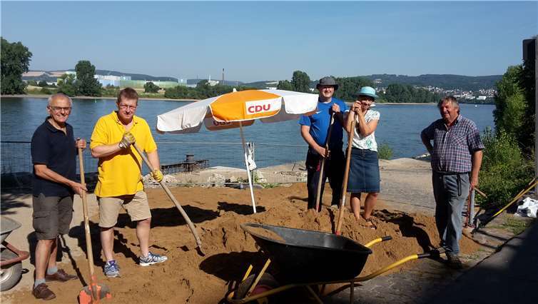 Die CDU Stadträte und Vorstandsmitglieder (v.l.) Georg Schuhen, Christoph Menzenbach, Martin Monzen, Anne Heinemann und Friedrich Glabach beim Verteilen des Sandes. privat