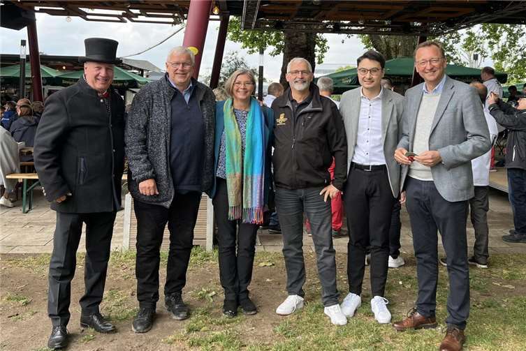 Die CDU-Stadtratsfraktion bei der Schängel-Taufe für die BAAINBw-Präsidentin. Für die CDU ist klar: Die enge Verbindung zwischen Bundeswehr und Koblenz gehört zur DNA der Stadt.  Foto: Philip Rünz