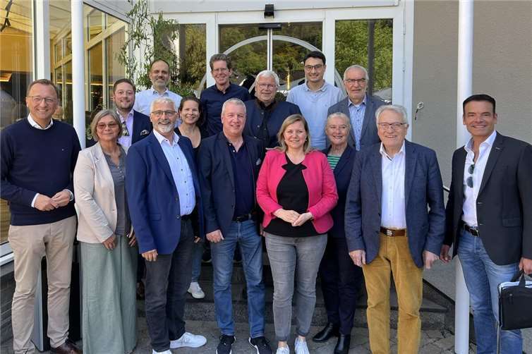 Die CDU-Stadtratsfraktion vor dem WohnGut Koblenz – mit Aufbruchstimmung und geschlossener Stärke bei ihrer Klausurtagung.  Foto: Philip Rünz