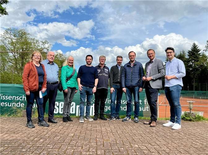 Die CDU-Truppe hat sich bereits ein Bild von dem Gelände gemacht, auf dem das neue Stadtteilquartier entstehen soll. Von links nach rechts: Michaela Puchta, Egon Back, Monika Sauer, Thomas Roos, Ralph Puchta, Andreas Biebricher, Stefan Israel, Josef Oster, Philip Rünz. Foto: Sandra Hürter / CDU Koblenz