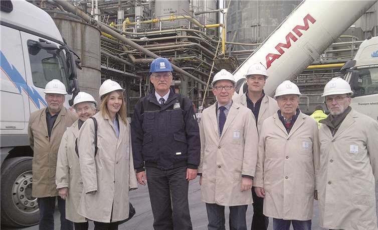 Die CDU-Vertreter aus Bad Hönningen zusammen mit Bad Hönninger CDU-Vorsitzendem Karl-Wilhelm Castor (r.), dem Solvay-Betriebsleiter Uwe Klee (m.), dem CDU-Bundestagsabgeordneten Erwin Rüddel (4.v.r.)und der Landtagsabgeordneten Ellen Demuth (3.v.l.).privat