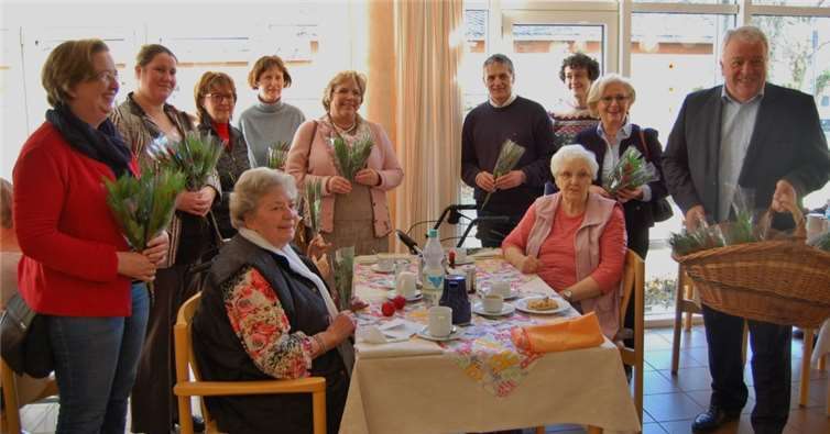 Die CDU brachte am Valentinstag Rosen in das Seniorenheim St. Josef.FA