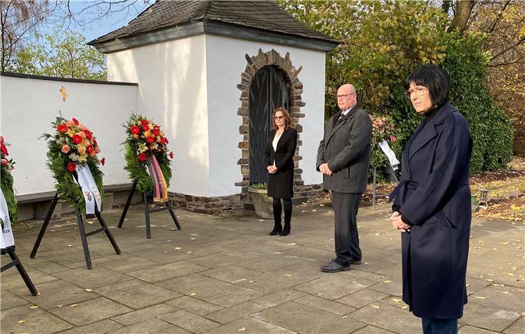 Die CDU gedenkt anlässlich des Volkstrauertages den Opfern beider Weltkriege und von Gewaltherrschaft. Im Bild v.l.n.r. Mechthild Heil, MdB, Gerhard Masberg und Anette Moesta. Foto: privat