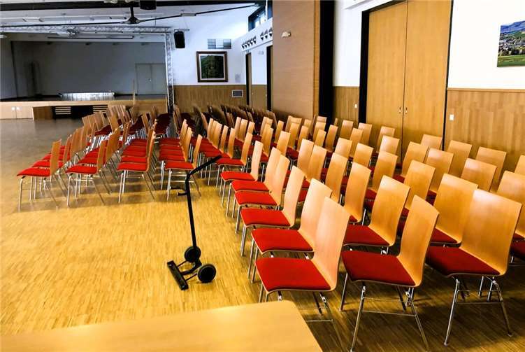 Die CDU hat die Bestuhlung im Miesenheimer Bürgerhaus in Eigenregie gereinigt. Foto: Dirk Saftig