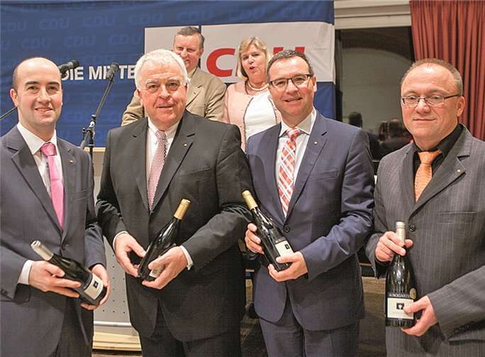 Die CDU im Kreis Ahrweiler schickt die beiden Amtsinhaber Guido Ernst (2.v.l.) und Horst Gies (3.v.l.) ins Rennen, um die Direktmandate in den Wahlkreisen 13 und 14 bei den bevorstehenden Landtagswahlen 2016 in Rheinland-Pfalz. Zu B-Kandidaten wurden Tino Hackenbruch (links) und Michael Schneider (rechts) gewählt. JOST