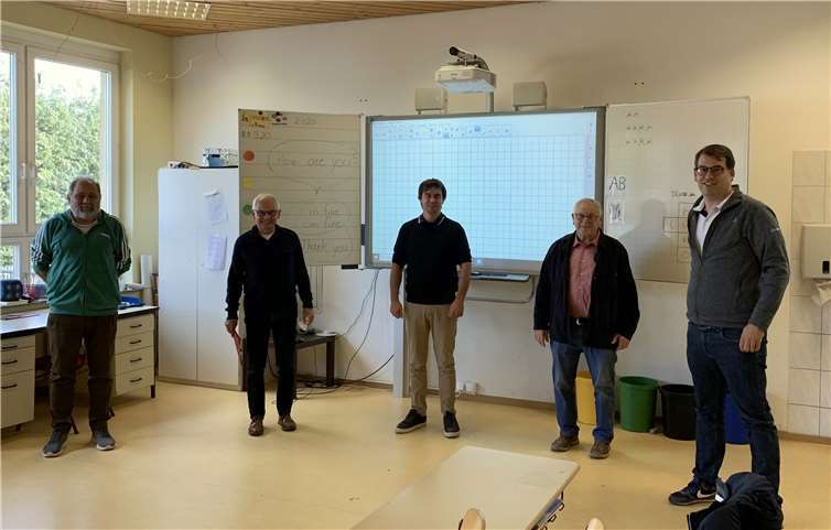 Die CDU in der VG Adenau informierte sich über den Stand der Digitalisierung an den Grundschulen der Verbandsgemeinde – hier in Wershofen v.l. Schulleiter Manfred Hoffmann, Udo Seifen, Christoph Wirz, Alois Schneider, Torsten Raths.Foto: CDU Adenau