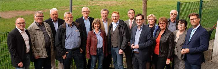 Die CDU setzt sich für den Bau eines Lehrschwimmbeckens in Adenau ein – Ortstermin der CDU-Kreistagsfraktion am möglichen Standort zwischen Grundschule und Erich-Klausener-Gymnasium. Foto: privat