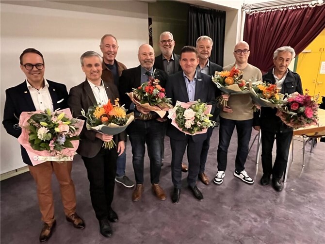 Die CDU verabschiedete Ratsmitglieder, die zur neuen Wahlperiode nicht mehr kandidiert hatten, und den bisherigen Bürgermeister (von links): Joachim Kühlwetter Christian Dickmann, Otmar Soukup, Wilfried Wieland, Michael Sell, Bürgermeister Holger Jung, Michael Sperling, Carsten Kolenda und Alican Tayfur. Foto: privat