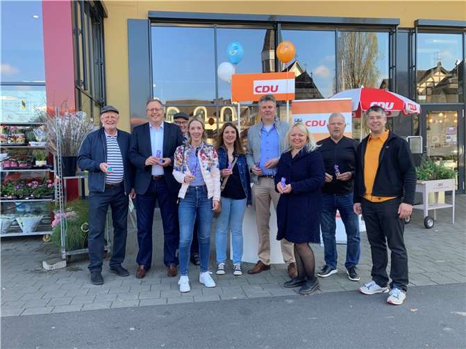 Die CDU verteilte zahlreiche Schoko-Osterhasen, Blumensamen und regionale Ostereier.  Foto: privat