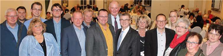 Die CDU zeigt sich bestens aufgestellt (v.l.n.r.): Anton Reiter, Thomas Welter, David Kubis, Claudia Blotzki, Christian Schnack, Gerd Klasen, Wolfgang Menzel, Vorsitzender Gino Gilles, Gerd Raspiller, Landrat Dr. Alexander Saftig, Ingrid Gayl, Walter Weber, Laura Plitzko, Alexandra Röder, Christa Gügel und Michaela Reiter. pprivat