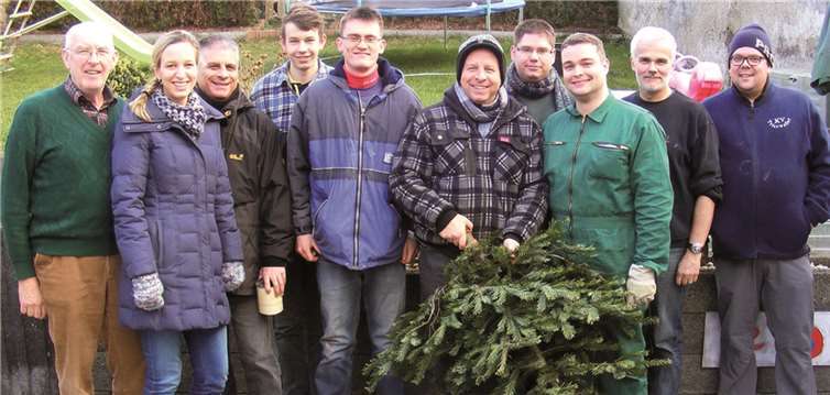 Die CDUler während ihrer Weihnachtsbaum-Sammelaktion.privat