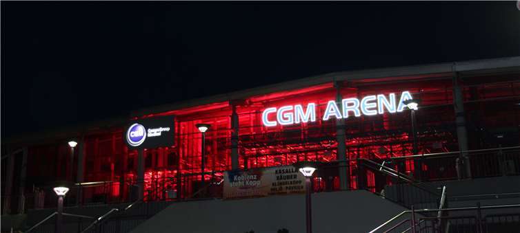 Die CGM-Arena leuchtete deutlich sichtbar in rot. Foto: privat