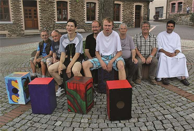 Die Cajons kamen in den unterschiedlichsten Farben und Motiven daher. privat