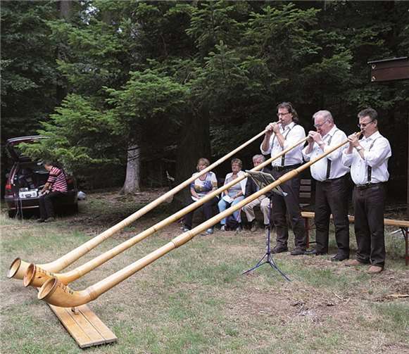 Die Calmont Alphornbläser gestalteten die Bergmesse musikalisch mit.