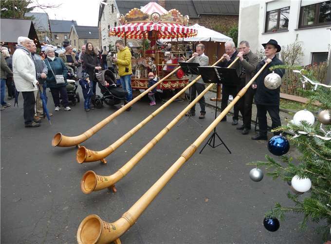 Die Calmonter Alphornbläser erfreuten auf der Marktmeile mit weihnachtlichen Weisen. Fotos: TE
