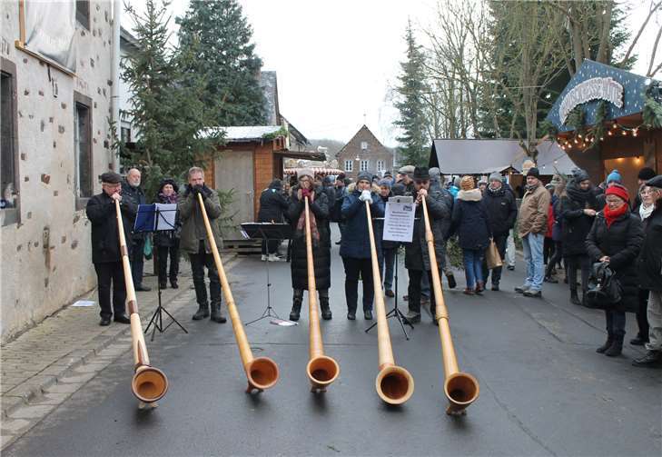 Die Calmonter Alphornbläser sorgten für die musikalische Unterhaltung auf dem Mörzer Weihnachtsmarkt. LP