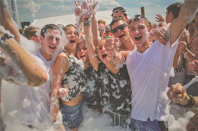 Die Campingbesucher waren recht einfallsreich und haben ihrer eigene Schaummaschine mitgebracht, um den warmen Temperaturen zu trotzen.