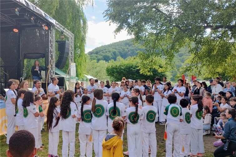 Die Capoeira-Gruppe begeistert das Publikum mit ihren Darbietungen.