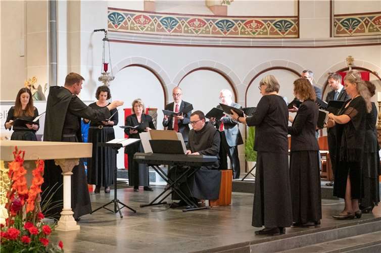 Die Cappella Lacensis, der Kammerchor der Benediktinerabtei Maria Laach, sorgte für ein besonderes Konzerterlebnis.  Fotos/Copyright: Werner Schäfer