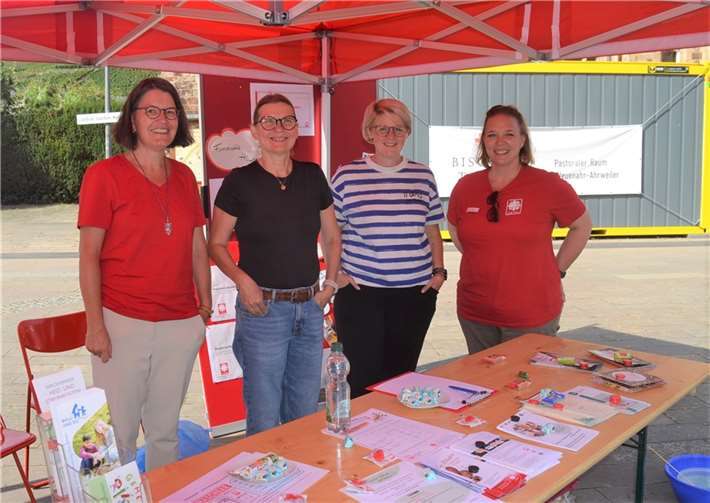 Die Caritas Ahrweiler am Ehrenamtstag (v.l.): Nicole Piclum (Lernpaten und Balu und Du), Ute Remshagen (Nachbarschaftshilfe, Frühstück im MGH und Spieletreff in Bachem), Ann-Cathrin Zinken (Tafel), sowie Nadine Titze-Waltersdorf (Caritas-Fluthilfe).  Foto: Eberhard Thomas Müller