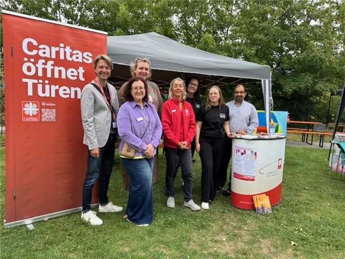Caritas Mayen macht Kinderrechte sichtbar Die Caritas-Mitarbeitenden nutzten die Veranstaltung, um auf Rechte für Kinder aufmerksam zu machen und sich mit anderen Trägern auszutauschen. Foto: Natascha Lentes