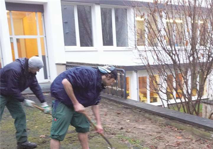 Die Caritas-Mitarbeiter helfen am Sinnesgarten kräftig mit.privat