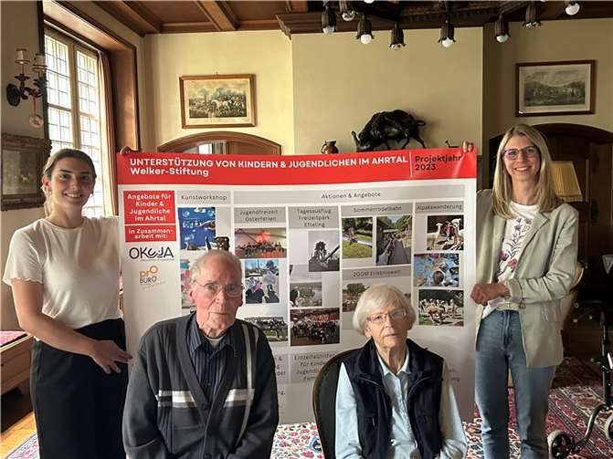 Die Caritas-Mitarbeiterinnen Leona Schick (links) und Julia Hoffmann (rechts) zu Besuch bei Günter und Mechtild Welker (Mitte) zur Vorstellung ihrer Arbeit.  Foto: Dorothee Welker