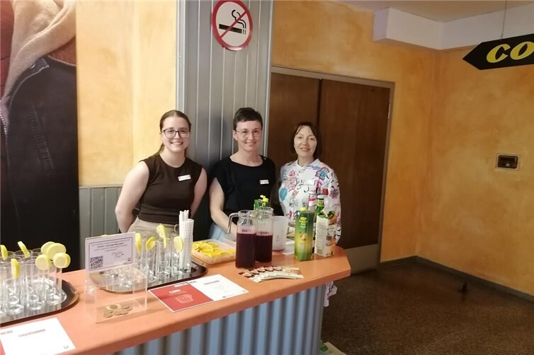 Die Caritas-Mitarbeiterinnen schenkten Mocktails aus und machten damit deutlich: Genuss kann ohne Alkohol erlebt werden, Abstinenz ist kein Verzicht auf Genuss.