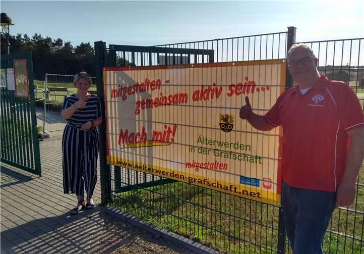 Die Caritas-Projektverantwortliche Frau Ann-Cathrin Zinken und der 2. Vorsitzende des GSV, Herr Ludger Hoppe, nach dem Anbringen des Werbebanners. Quelle: GSV