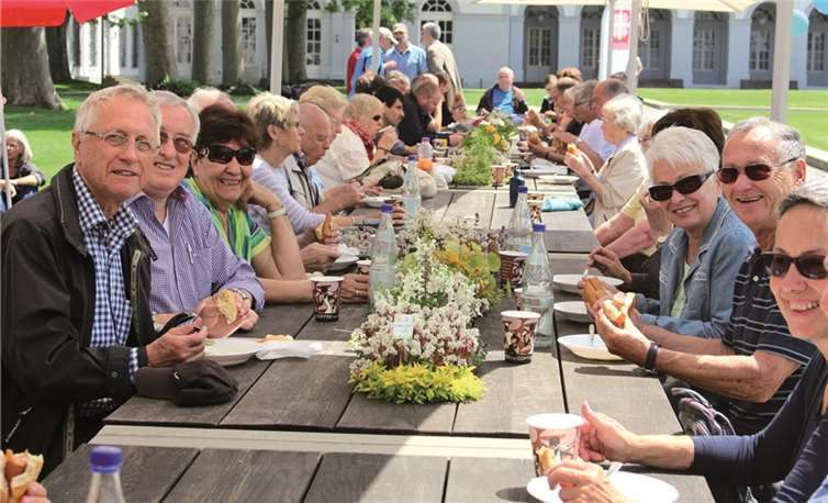 „Die Caritas bittet zu Tisch!“: Leere Teller, volle Buga-Tafel - circa 350 Gäste kamen zum Mittagessen vor das Koblenzer Schloss.privat