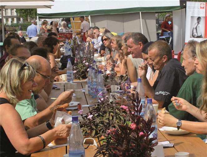 „Die Caritas bittet zu Tisch!“ Wie in den vergangenen Jahren freut sich der Caritasverband auch am 25. Juni auf viele Gäste vor dem Koblenzer Schloss. privat