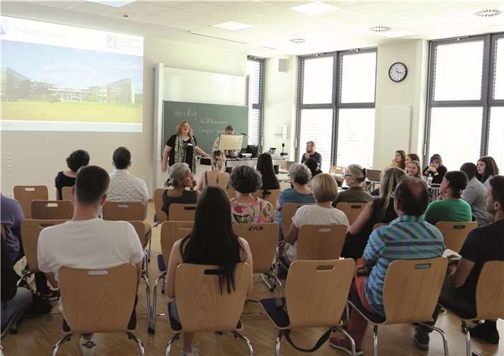 Die Caritasdirektorin, Stefanie Krones, stellte den Teilnehmenden das Modellprojekt „Pflege ganz aktiv“, ein neues (Arbeits-) Modell der ambulanten Pflege des Caritasverbandes Westerwald-Rhein-Lahn e.V. vor. Foto: Susanne Dröppelmann/RheinAhrCampus