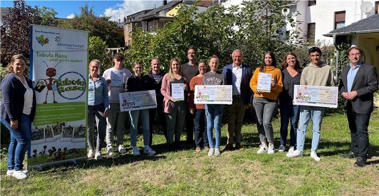 Die Carmen-Sylva-Schule, das Wiedtal-Gymnasium und die Alice-Salomon-Schule waren die fleißigsten Müllsammler beim neuen „Tabula Rasa“-Wettbewerb. Landrat Achim Hallerbach und Abfallwirtschafts-Vorstand Jörg Schwarz zeichneten sie dafür aus.  Foto: Kreisverwaltung Neuwied