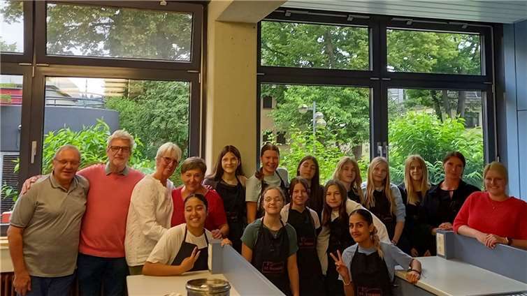 Die „Catering AG“ der Schule nahm unter fachkundiger Anleitung direkt ein vegetarisches Drei-Gänge-Menü in Angriff. Foto: privat