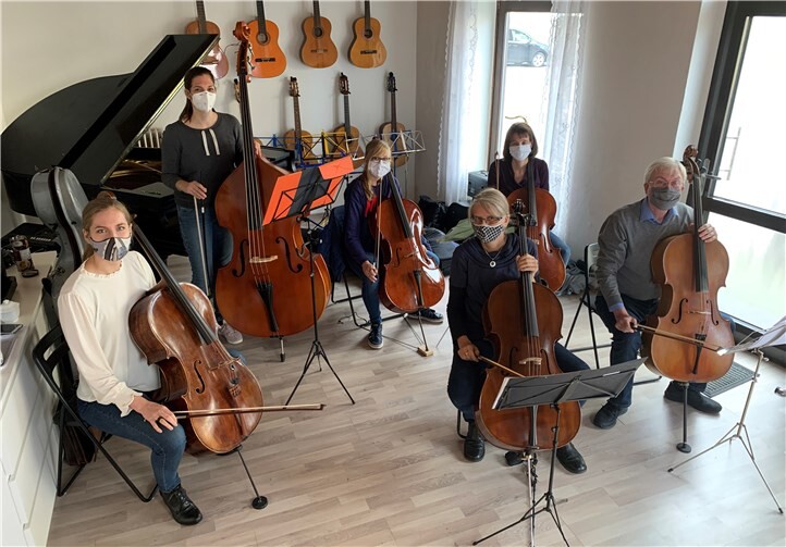 Die Cellisten und die Kontrabassistin beim Workshop. Foto: Stadtorchester Remagen e.V.