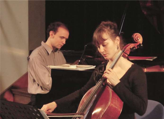 Die Cellistin Katharina Deserno und ihr Klavierbegleiter Nenad Lecic gestalten den Konzertabend in Oberwinter. privat