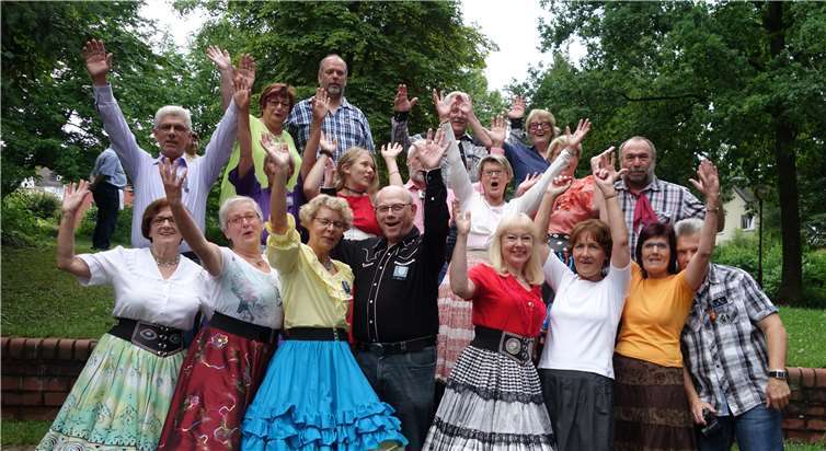 Die Ceramic Dancers freuen sich, ihre Begeisterung für den Square Dance mit Neulingen zu teilen. privat