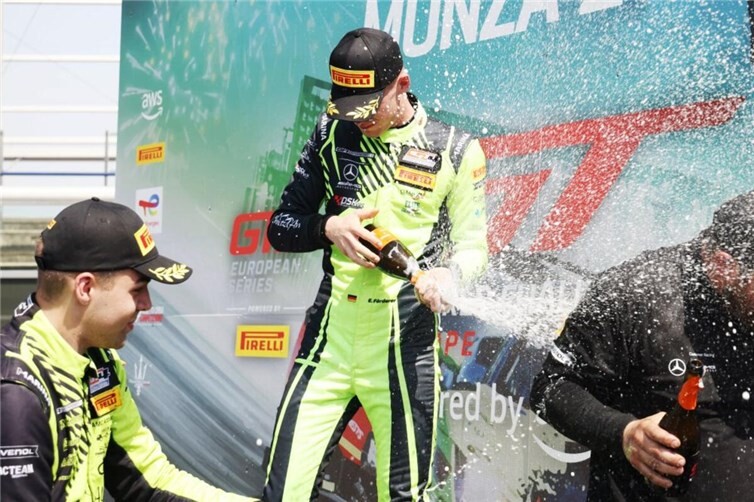 Die Champagner-Dusche zum Sieg durfte natürlich nicht fehlen.