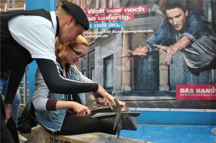 Die Chance ergreifen: Das Handwerk bietet mit 130 Ausbildungsberufen eine große Vielfalt und bei den „azubi & studientagen“ die Möglichkeit, sich selbst in lebenden Werkstätten auszuprobieren.