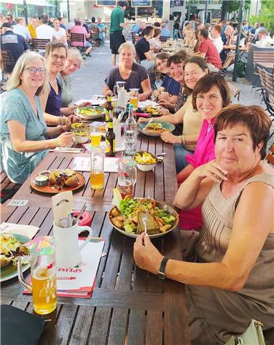 Die „Charming Voices“ trafen sich bei bestem Sommerwetter im Biergarten und verbrachte dort ein paar schöne Stunden mit leckerem Essen, gekühlten Getränken und angeregten Gesprächen. Foto: privat