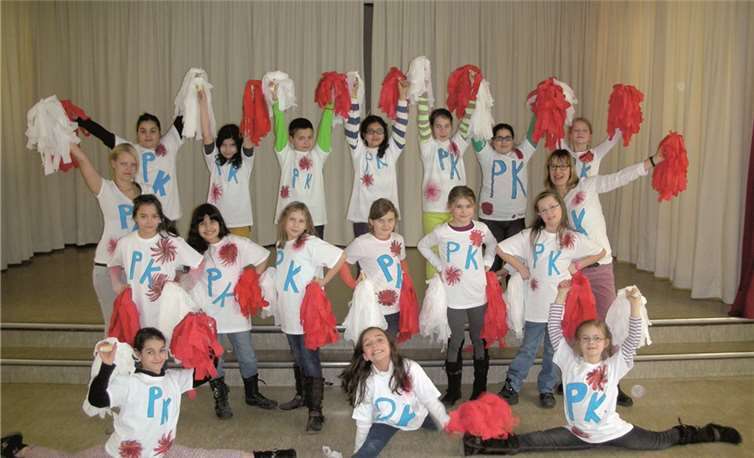 Die Cheerleader der Aloisisusschule Ahrweiler mit ihren Trainerinnen Christine Krause (li.) und Judith Sartoris (re.). privat